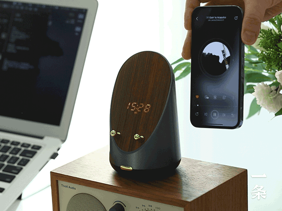是感應音箱、手機支架、電子鐘，也是無線充，這個小木頭神了 || Chin@美物