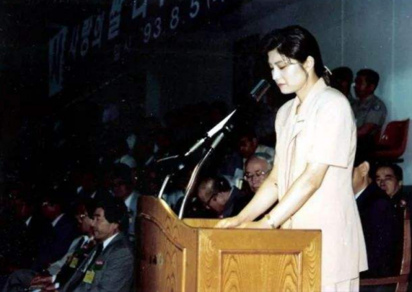 1987年女特工炸客機115人死亡，被捕謊稱是中國人，最後竟被特赦