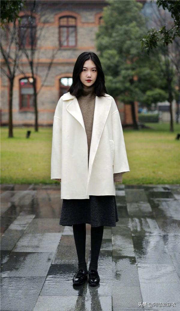 2021秋冬又火了一條裙子叫“針織裙”，洋氣顯瘦，配大衣穿就很美