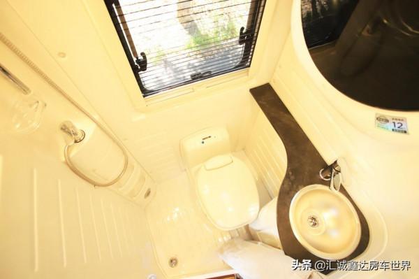 3.0T8AT動力，6座大空間，​帶多種智慧和大床，宇通高配房車來了