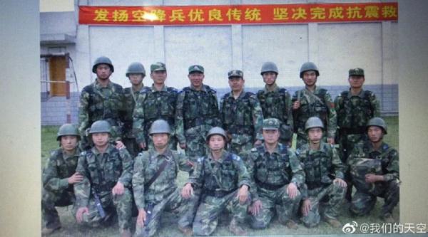 13年前汶川地震時的驚天一跳，今天再看依然淚崩！空降兵生日快樂