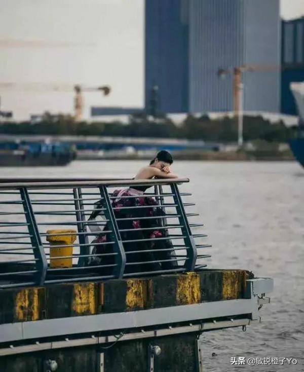 吳謹言野外高畫質圖片，裙子時尚耐看，就是人瘦了點