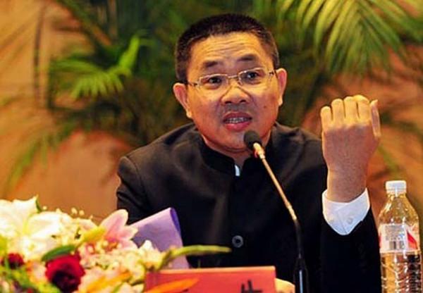 18歲農村娃考上北大，全村湊錢贈路費，百億身價後送每戶村民別墅