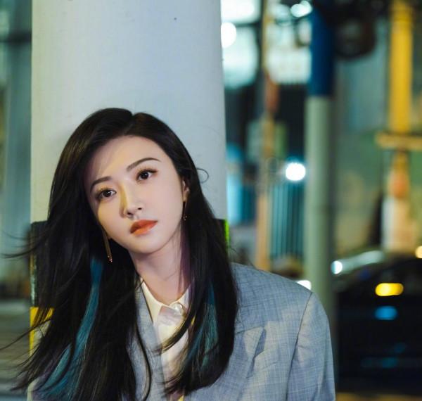 景甜街頭夜景大片釋出好酷颯 飄逸長髮搭配灰西裝利落有型