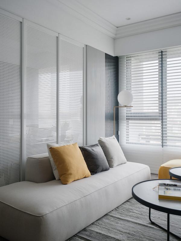 陽光明媚，灰白相間的公寓