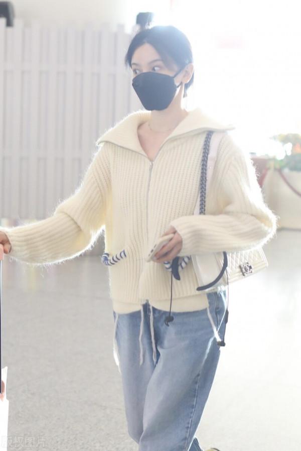 陳小紜穿奶白色拉鍊毛衣搭配牛仔褲，溫溫柔柔純欲氣質