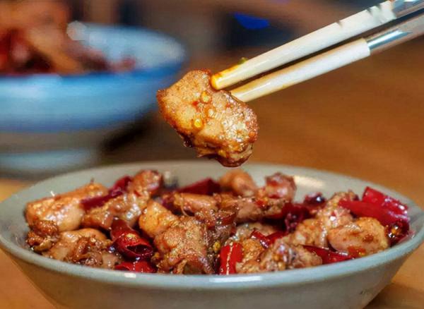 有一種肉兔的市場需求大，而且行情好，農村養殖戶的機會來了