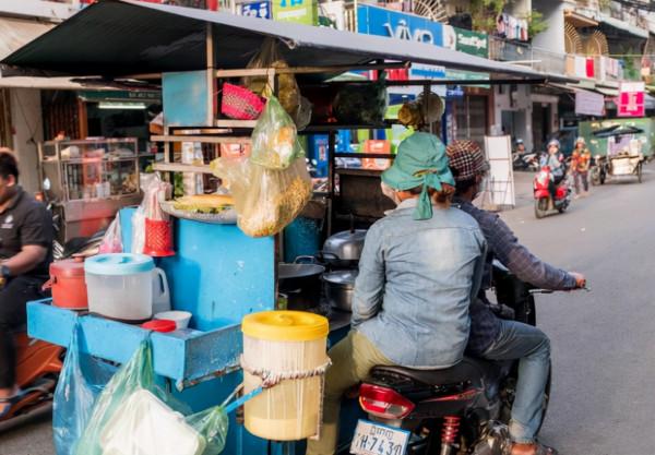 騎摩托車運鈔！柬埔寨人又開掛了