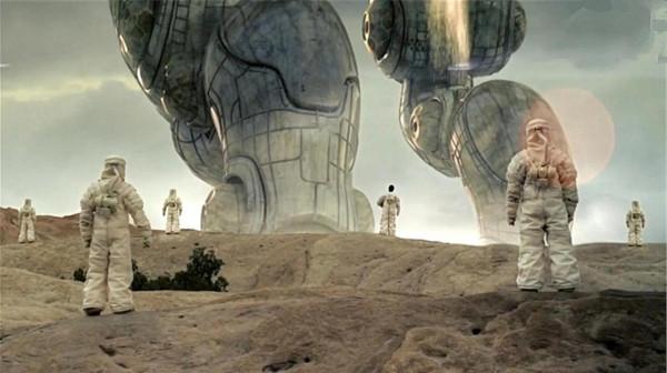 不明飛行物尾隨空襲機