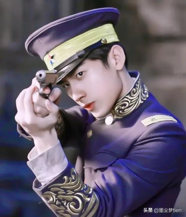 當紅男藝人穿軍裝，任嘉倫眼神有戲，看到肖戰：期待新劇