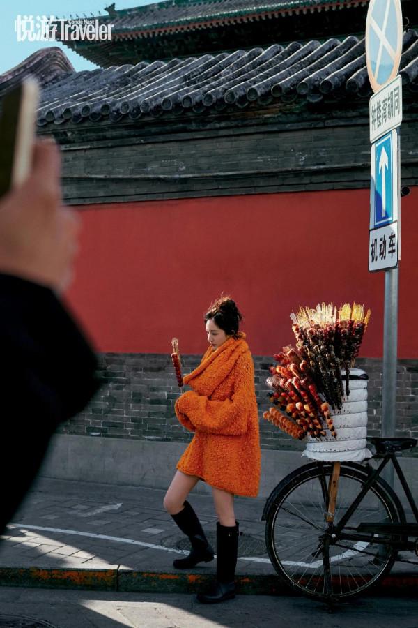 楊冪悅遊三月刊封面大片