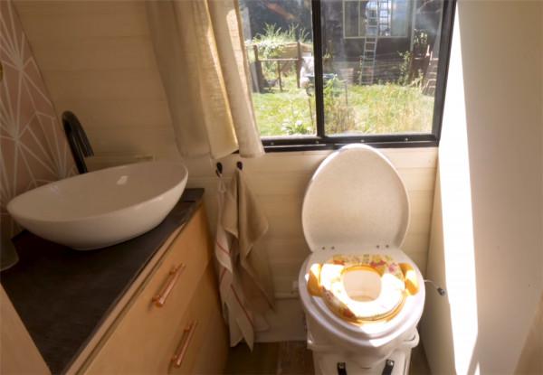 一家四口低價買2001年廢舊大巴，將22㎡空間變成蝸居，生活太幸福