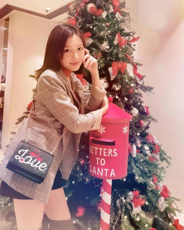 李澤楷小女友罕見亮相，穿T恤牛仔褲像學生妹，溫柔又甜美