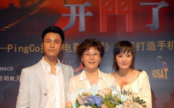 15年前的楊冪看著太可愛了,穿的靴子簡單還時髦,沒有年代感 15年前的楊冪看著太可愛了,穿的靴子簡單還時髦,沒有年代感