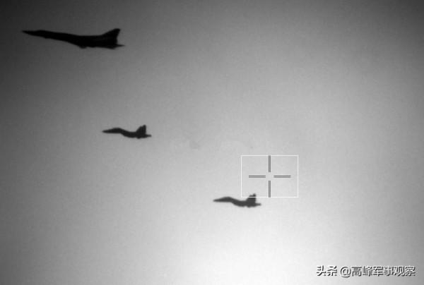 敢戰方能言和！俄機帶彈闖北約艦隊防空圈，戴高樂號航母不知所措