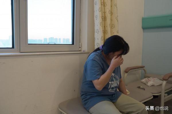 5歲女童眼睛裡腫瘤如雞蛋，無錢醫治家人只能帶她去診所打止痛針