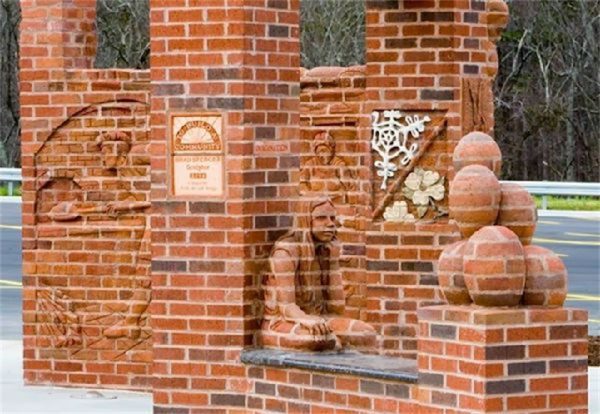 意想不到的紅磚雕塑