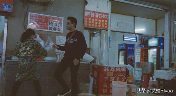 劉愷威收工逛夜市，穿毛衣配牛仔褲吃路邊攤，挎皮包似“老幹部”