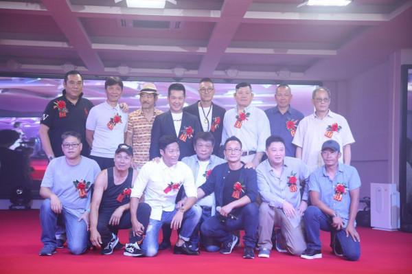 “人傻錢多”的成龍：被楊受成戲耍，請客花1600萬，包店只為報仇