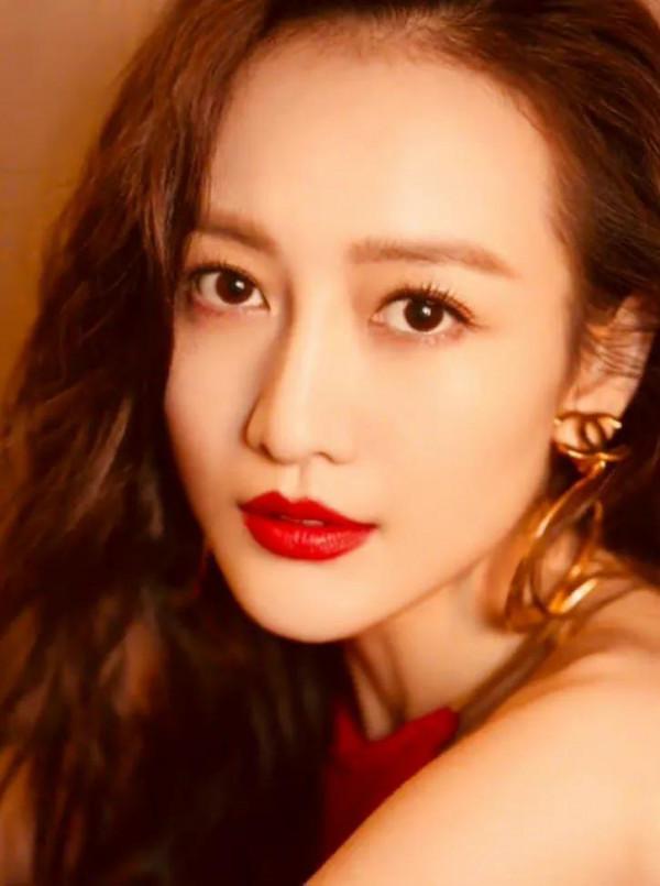 王鷗,紅裙紅唇,港風捲發,嫵媚動人 王鷗,紅裙紅唇,港風捲發,嫵媚動人