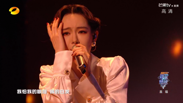 湖南臺跨年：龔俊唱得難聽卻自信，王一博胖了，楊紫出場收視最高