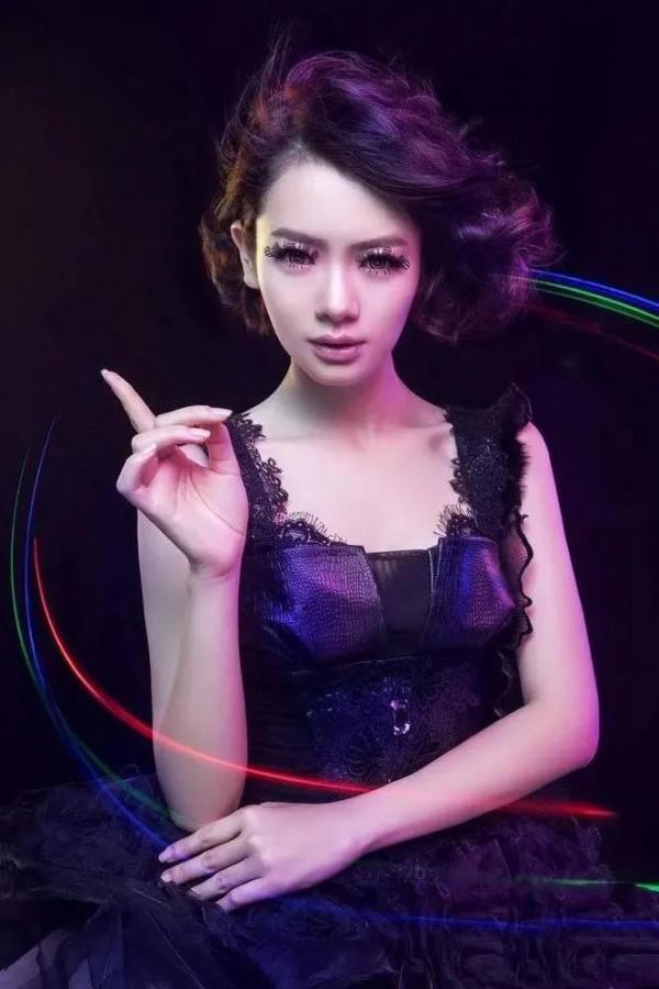 女神戚薇驚豔時光寫真集