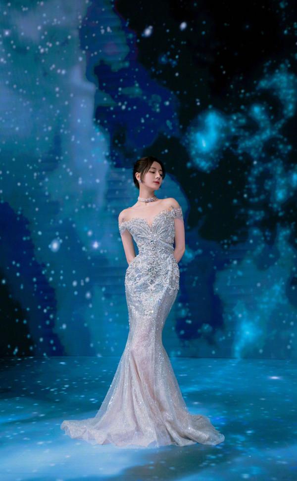 迪麗熱巴被說身材像花瓶，原來是肉都長在了該長的地方