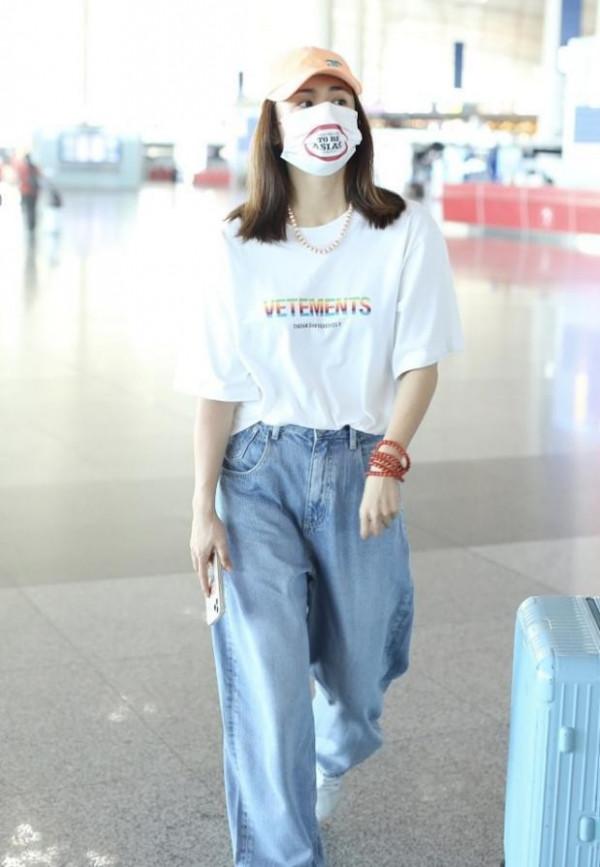 劉芸的少女感是穿出來的，寬鬆T恤也要塞衣角，配老爹褲瀟灑顯高