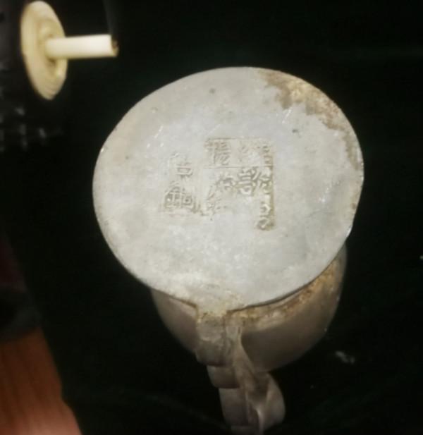 民國的時候,有一件少見的錫器,據說可以在盛夏的時候滅蚊子 民國的時候,有一件少見的錫器,據說可以在盛夏的時候滅蚊子