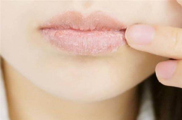 去50歲閨蜜家玩，看她梳妝檯上多了3樣護膚品，難怪面板越來越好