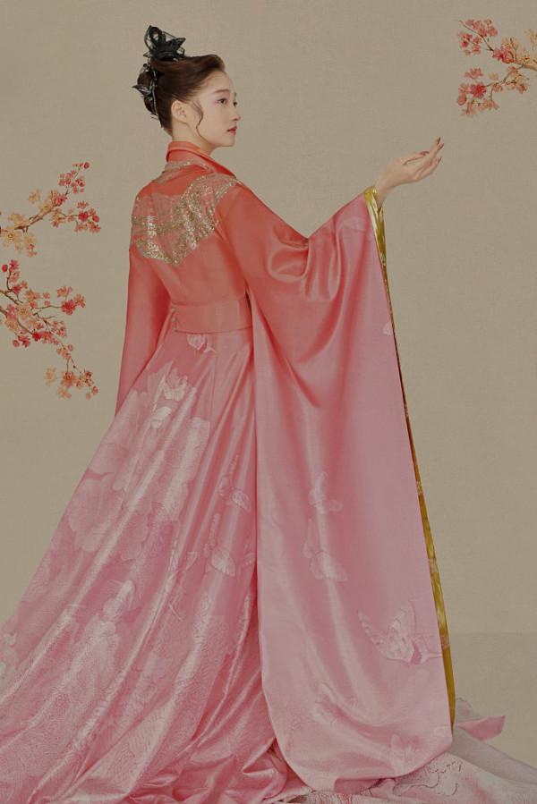 關曉彤亮相東方衛視春晚 著顧繡古風長裙表演舞蹈《織》