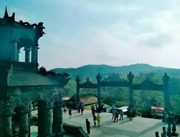 帶頭崇洋媚外的皇帝：身高僅1米5，喝洋酒穿西服，連陵墓都學西方