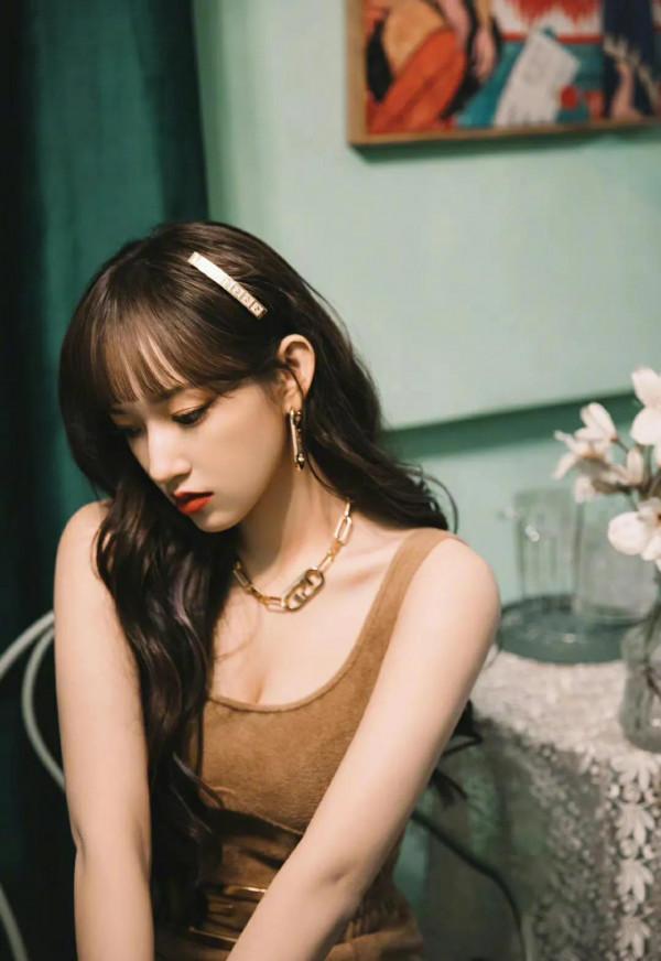 程瀟落葉棕背心裙，這樣的女孩子有誰不喜歡？