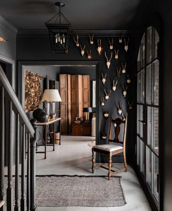 黑色牆壁搭配復古風格展現孟菲斯風格的家