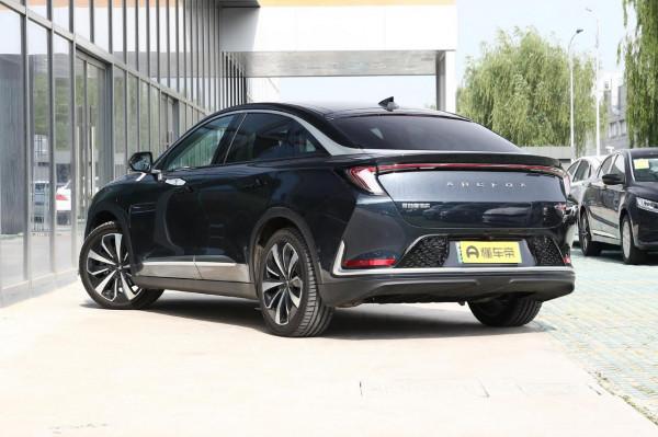 極狐阿爾法S：外觀時尚新潮，中大型車，最大馬力435PS，配置齊全