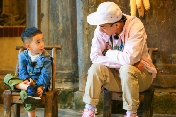 陳小春父子關係揭示養娃最大悲哀：有些心結不開啟，孩子會記恨