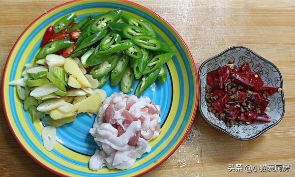 白菜和幹豆腐熱乎乎地燉一鍋，吃完渾身暖和，上桌連湯汁都不剩