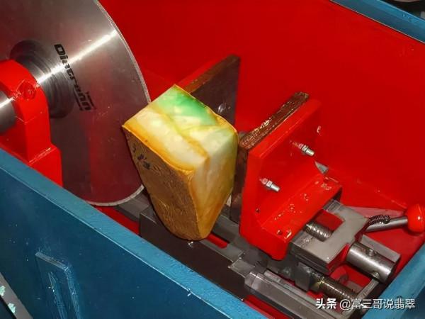 翡翠原石怎麼切最合理?一刀不慎相差百萬 翡翠原石怎麼切最合理?一刀不慎相差百萬