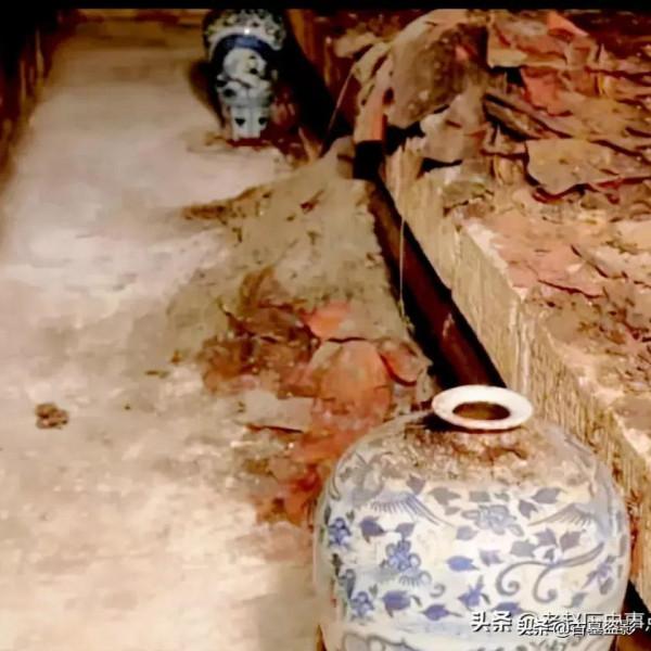 中國有一座古墓，日軍曾數次盜掘未遂，結果出土一價值10億的瓷器