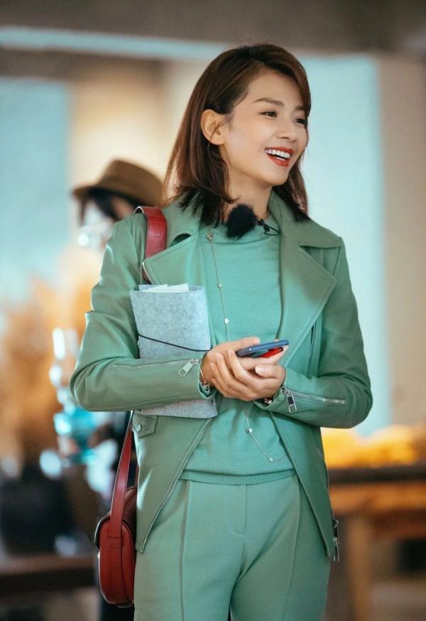 忘掉香芋紫!下半年這個顏色超級火,誰先穿誰高階 忘掉香芋紫!下半年這個顏色超級火,誰先穿誰高階