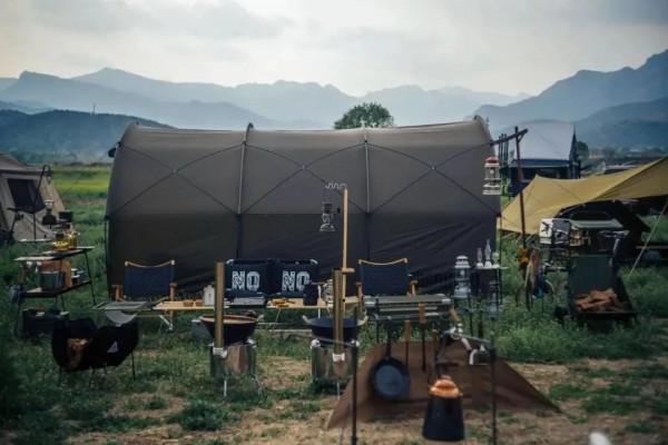 年輕人正流行“野奢”旅行：風格露營+精緻審美