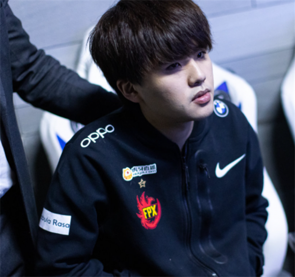 贏了uzi後lwx卻“甩鍋”：我的音樂播放器是隨機，我的隊友太猛了