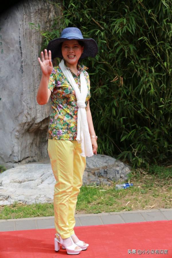 胡澤紅近況，她身材略有些發福，但依舊可以看出當年惜春的影子