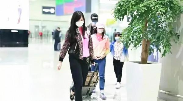 吳尊一家幸福亮相,妻子穿著低調走在一旁,女兒氣質不輸媽個挺高 吳尊一家幸福亮相,妻子穿著低調走在一旁,女兒氣質不輸媽個挺高