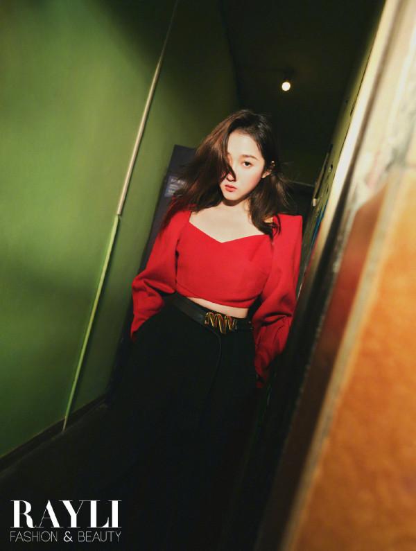 封面 | 關曉彤變身派對樂團歌手，展現超酷樂團風，潮流少女範十足