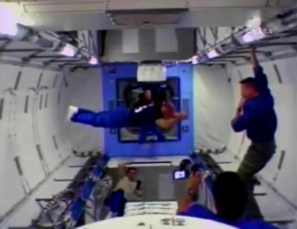 一位宇航員被開玩笑固定到空中，沒有著力點有多慘？可能會死掉