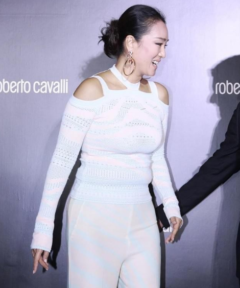 鞏俐也難逃“中年發福”,穿露肩針織衫擠出贅肉,幸好氣場撐著 鞏俐也難逃“中年發福”,穿露肩針織衫擠出贅肉,幸好氣場撐著