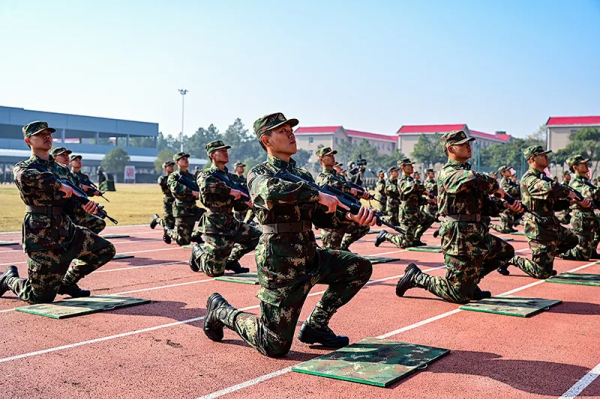 殺氣十足!火箭軍某部組織新兵大會操 殺氣十足!火箭軍某部組織新兵大會操