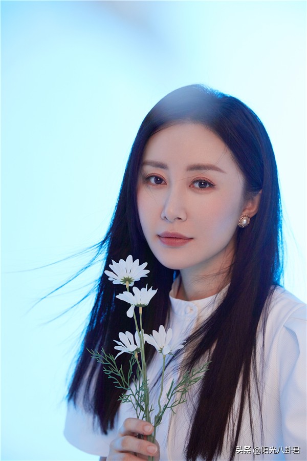 舒暢轉型直播獲成功，“嫦娥”造型驚豔觀眾，帶貨成績讓人羨慕