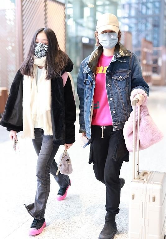 馬伊琍機場首秀輸給女兒!母女走機場,愛馬穿皮草比媽媽更像明星 馬伊琍機場首秀輸給女兒!母女走機場,愛馬穿皮草比媽媽更像明星